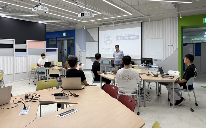 경복대학교 소프트웨어융합학과 학과장 겸 디지털트윈원장 신효영 교수가 복학생을 대상으로 학과 안내를 하고 있다. (사진 =경복대학교 제공)