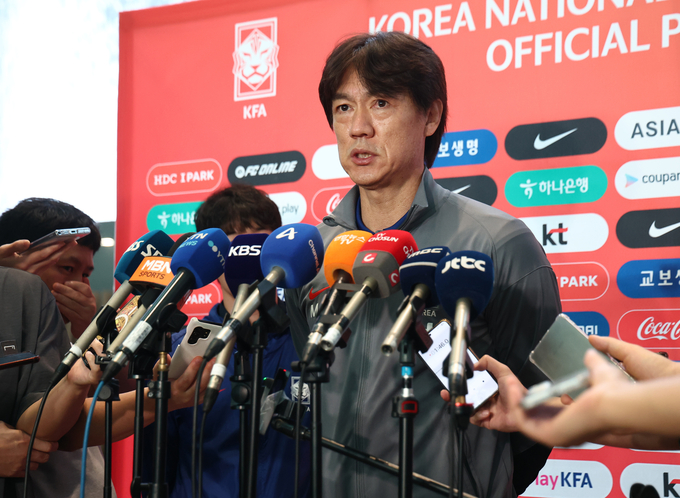 홍명보 대한민국 축구 국가대표팀 감독이 1일 인천국제공항에서 취재진과 인터뷰하고 있다. (연합뉴스)