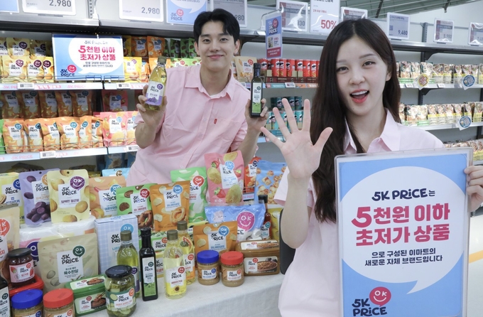 이마트 서울 용산점에서 5000원 이하로 구성한 식료품 특화 PB ‘5K PRICE’를 소개하고 있다. (사진=이마트 제공)