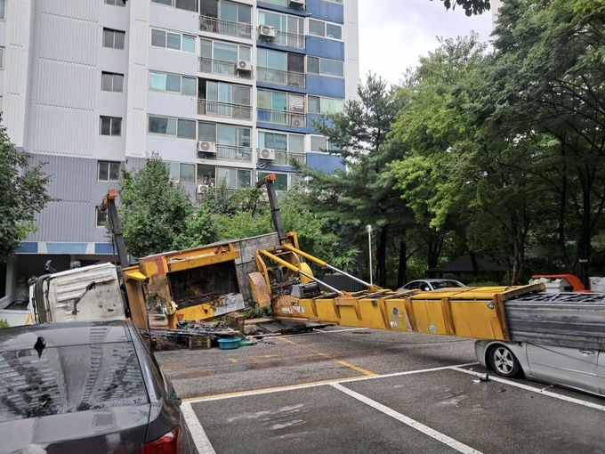  1일 성남시 분당구 정자동 인근 아파트 단지에서 사다리차가 전도돼 주차차량 1대와 인접건물 지붕이 파손됐다. (사진=경기도소방재난본부)