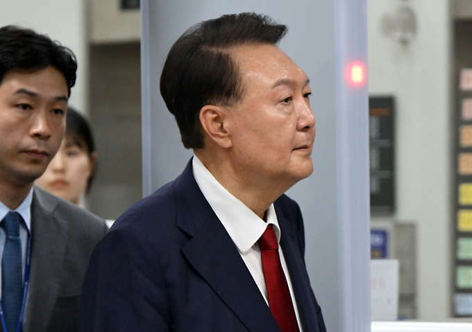 계엄 사태 관련 내란 혐의를 받는 윤석열 전 대통령이 지난 7월 9일 서울 서초구 서울중앙지방법원에서 구속 전 피의자 심문(영장실질심사)을 마치고 법원을 나서고 있다. (사진=연합뉴스)