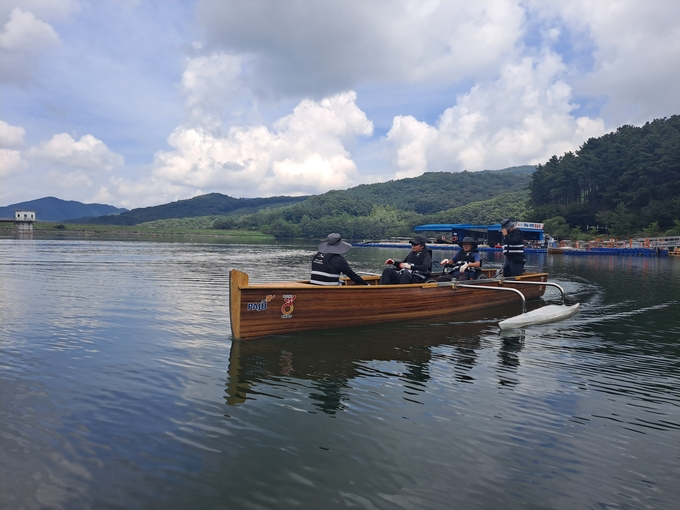 출렁다리로 유명한 파주 마장호수에서 휠체어를 타고 킹카누을 이용할 있게 된 가운데 파주도시관광공사 관게자들이 킹카누의 시범운행을 하고 있다. (사진=파주도시관광공사 제공)<br>
