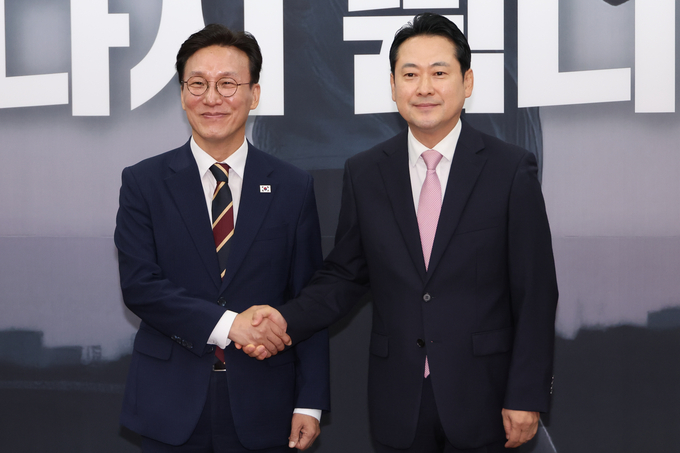김민석 국무총리와 장동혁 국민의힘 대표(오른쪽)가 1일 국회에서 만나 악수하고 있다. (사진=연합뉴스)