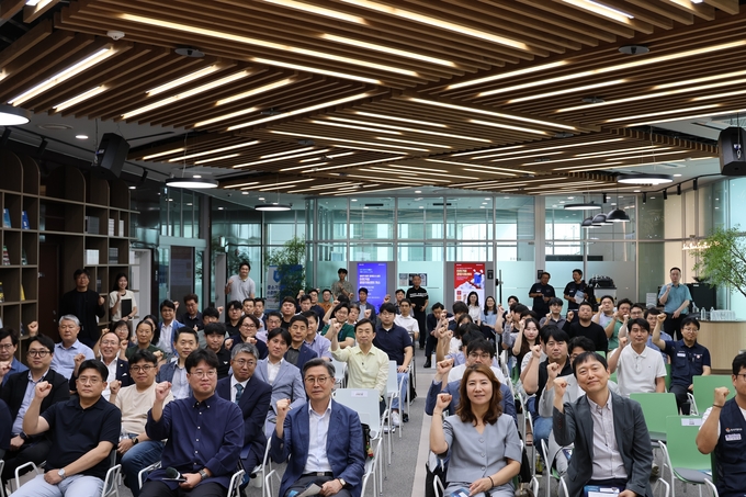 '2025년 제1회 인천 미래차 테크포럼' 참여자들이 기념촬영을 하고 있다. ( 사진 = 인천TP 제공 )
