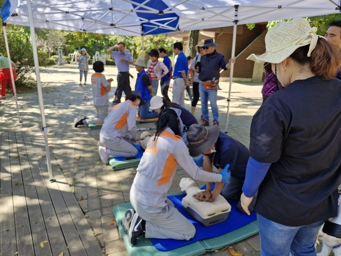 산악전문대를 대상으로 한 심폐소생술 및 응급처치 교육이 진행되고 있다. (사진=수원소방서 제공)