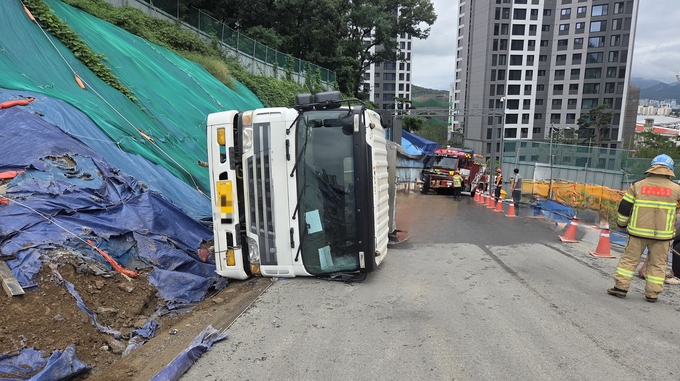  1일 경기도소방재난본부에 따르면 오전 11시 49분쯤 공사 현장에서 화물차가 내려오다 전복되는 사고가 발생했다. (사진=경기도소방재난본부 제공)