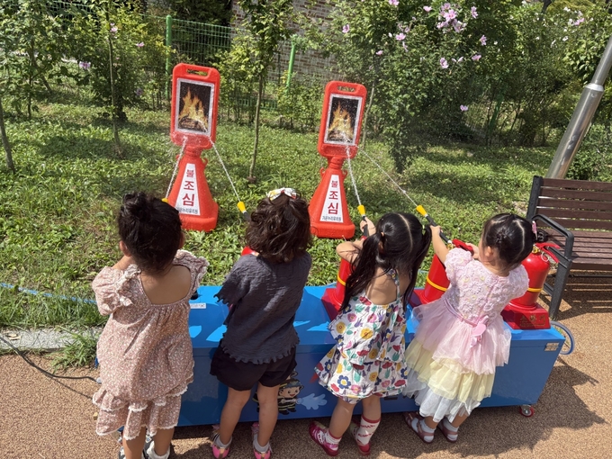  지난달 29일 가온누리유치원이 유치원 인근 공원에서 '물소화기 체험 활동'을 실시했다. (사진=가온누리유치원 제공)