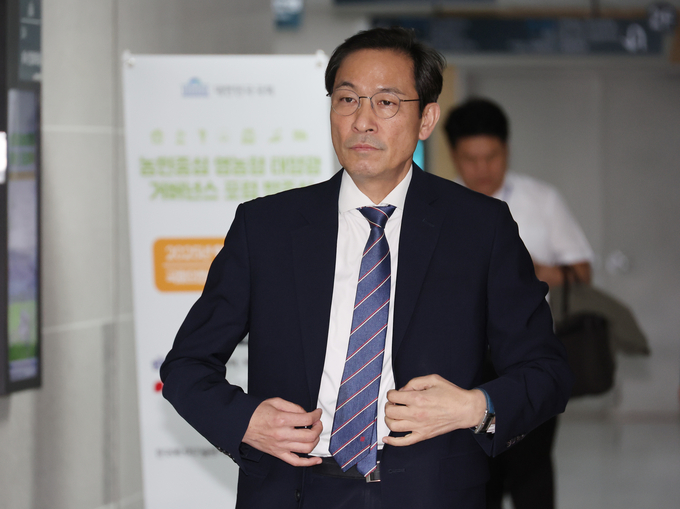 우상호 대통령실 정무수석이 1일 서울 여의도 국회 의원회관에서 열린 정무위 당정협의회 회의실로 향하고 있다.