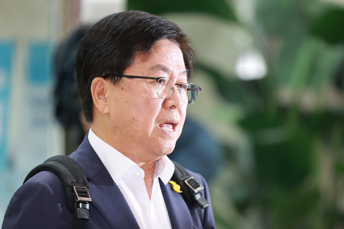 최교진 사회부총리 겸 교육부 장관 후보자가 지난달 14일 인사청문회 준비 사무실이 마련된 서울 영등포구 여의도 한국교육시설안전원으로 출근하며 취재진 질문에 답하고 있다. (사진=연합뉴스)