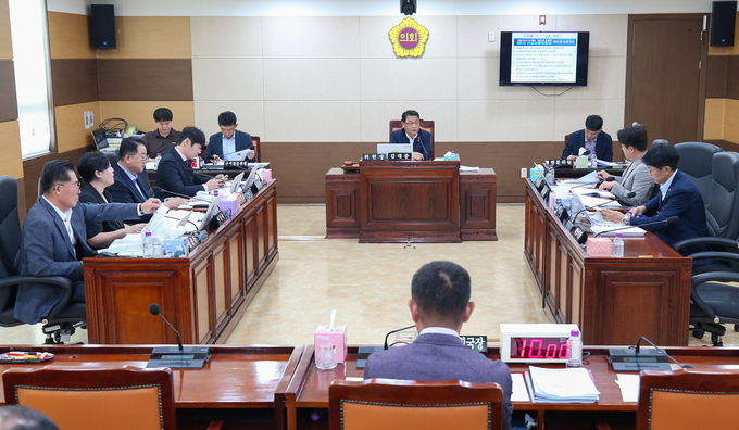 김대중 건설교통위원회 소위원장이 ‘제303회 임시회’에서 계산종합의료단지 도시개발사업 관련 발언을 하고 있다. ( 사진 = 인천시의회 제공 )