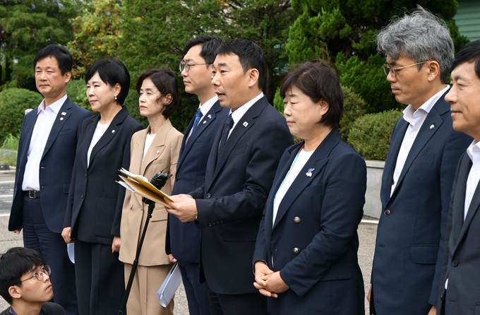 국회 법사위 김용민 더불어민주당 간사가 1일 경기도 의왕시 서울구치소에서 열린 현장검증을 마친 후 브리핑하고 있다. 이날 법사위는 윤석열 전 대통령 수감 중 특혜 제공 여부를 확인하고 특검 출석 요구 당시 윤 전 대통령이 옷을 벗고 버티는 과정이 있었는지 여부를 CCTV 등의 영상기록으로 열람했다. (사진=연합뉴스)