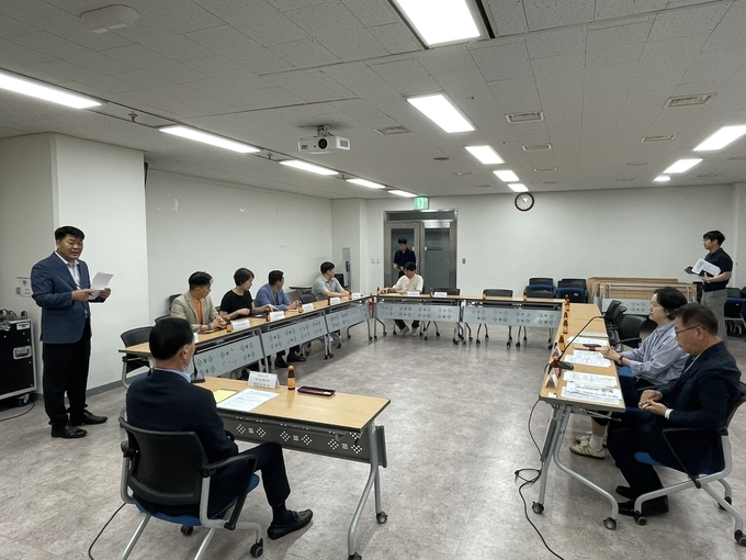 1일 고양종합운동장 다목적 회의실에서 진행된 '고양시체육회 사무국 정상화를 위한 직원 정담회'에 참석한 경기도체육회, 고양시체육회 관계자들의 모습. (사진=경기도체육회 제공)