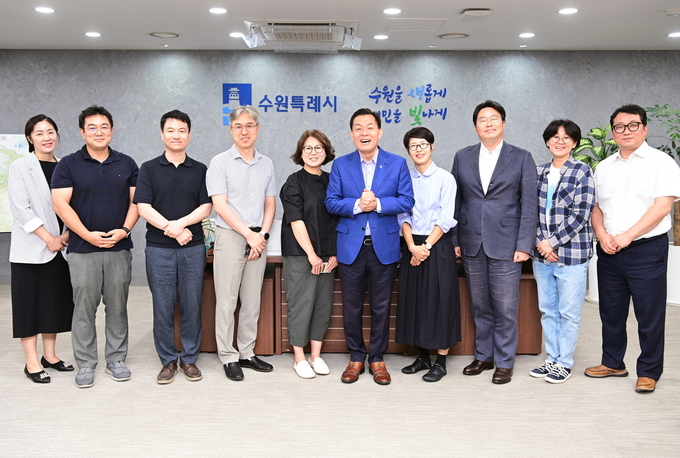 이재준 수원시장(오른쪽 5번째)과 우리동네 자치계획 수립지원단 튜터진이 간담회 후 기념촬영을 하고 있다. (사진=수원시 제공)