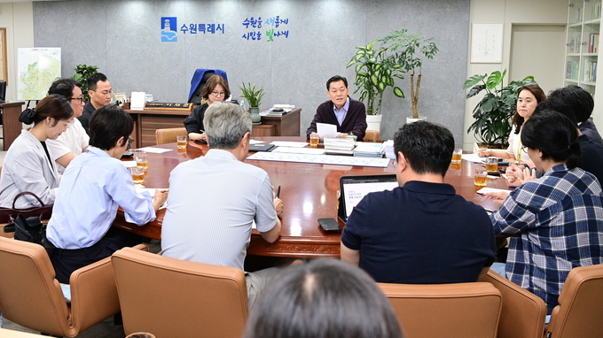 이재준 수원시장과 우리동네 자치계획 수립지원단 튜터진이 간담회를 하고 있다. (사진=수원시 제공)