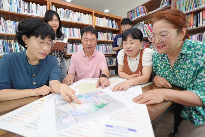 수원시 서둔동 주민들이 우리동네 자치계획을 들여다보며 회의를 하고 있다. (사진=수원시 제공)