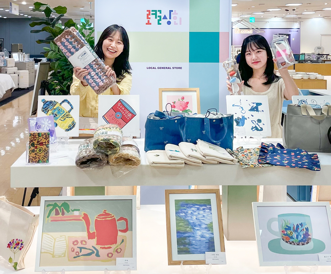 서울시 성북구 미아점 7층에 위치한 '로컬상회' 매장에서 직원들이 상품을 소개하고 있다. (사진=현대백화점 제공)