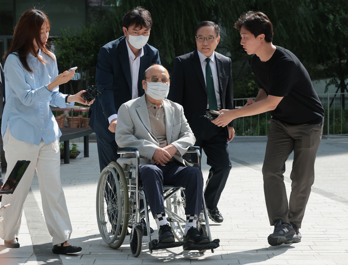  2일 서희건설 이봉관 회장이 오전 9시 58분쯤 종로구 KT광화문빌딩 웨스트에 있는 특검팀 사무실에 피의자 신분으로 출석했다. (사진=연합뉴스)