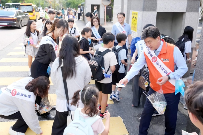 광주시, 학교폭력 근절을 위한 캠페인에 참여한 방세환 광주시장의 모습. (사진=광주시 제공)