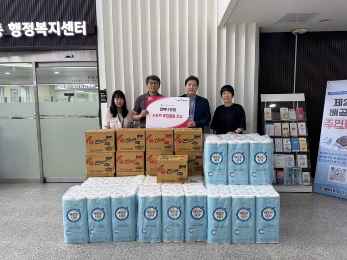 시흥시 배곧1동 행정복지센터에 지난 달 29일 일어나병원이 방문해 100만 원 상당의 두루마리 휴지와 라면을 전달하며, 지역사회에 따뜻한 마음을 나눴다. (사진=시흥시 제공)