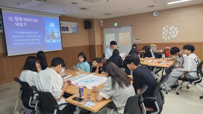 지난달 30일 계양구의 ‘2025년 계양구 청소년참여위원회 워크숍 및 제2차 정기회의’에서 청소년참여위원회 위원 16명이 청소년 주도 지역사회 정책 아이디어를 발굴하고 있다. ( 사진 = 계양구 제공 )