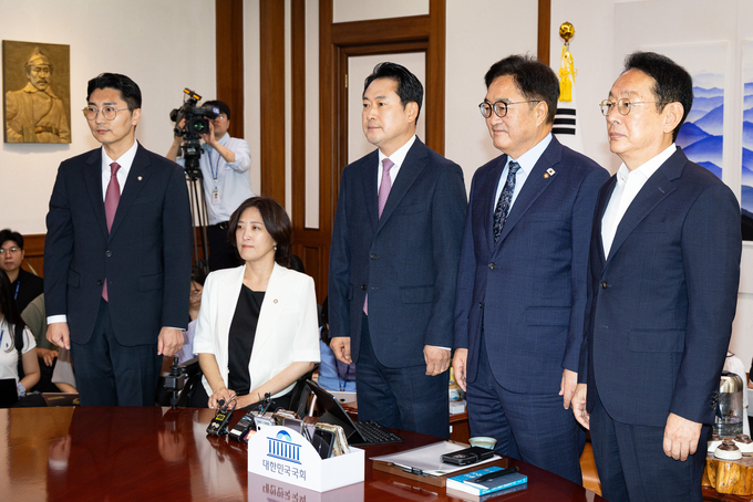 장동혁 장동혁 대표가 2일 국회에서 우원식 국회의장을 예방, 기념 촬영하고 있다. 왼쪽부터 국민의힘 박준태 당대표 비서실장, 최보윤 수석대변인, 장 대표, 우 의장, 김도읍 정책위의장. (사진=연합뉴스)