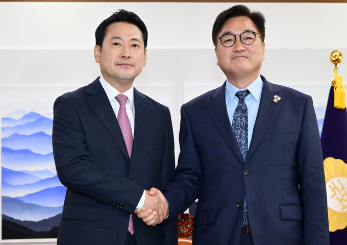 장동혁 국민의힘 대표가 2일 국회에서 우원식 국회의장을 예방, 기념 촬영하고 있다. (사진=연합뉴스)