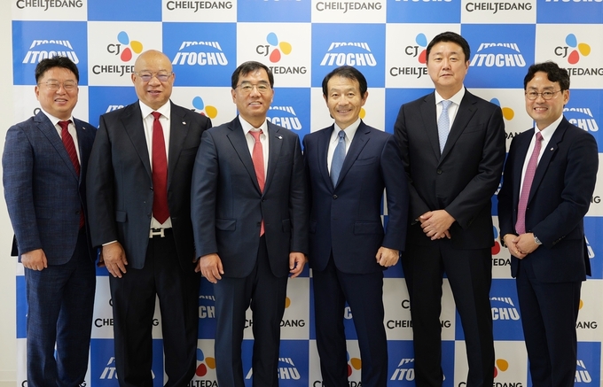 오재석 CJ제일제당 식품부문 COO, 그레고리 옙(Gregory Yep) CJ제일제당 식품사업부문대표, 강신호 CJ제일제당 부회장, 슈이치 미야모토 이토추상사 식품사업부문대표(President, Food Company, ITOCHU Corporation), 카미가이치 요시히로 이토추상사 경영기획부장, 김병규 CJ FOODS JAPAN 대표. (사진=CJ제일제당 제공)