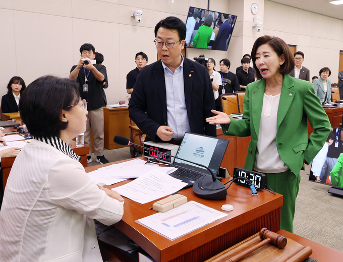  2일 국회에서 열린 법제사법위원회 전체회의에서 나경원 국민의힘 의원 등이 더불어민주당 소속 추미애 위원장의 회의 진행 방식에 항의하고 있다. (사진=연합뉴스)