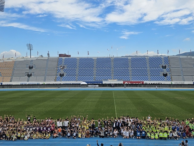 2일 수원종합운동장에서 열린 '제48회 수원교육장배 스포츠클럽축제 겸 제36회 수원시육상연맹회장배 초·중학년별육상대회'에 참가한 학생들이 기념사진을 찍고 있다. (사진=경기도수원교육지원청 제공)