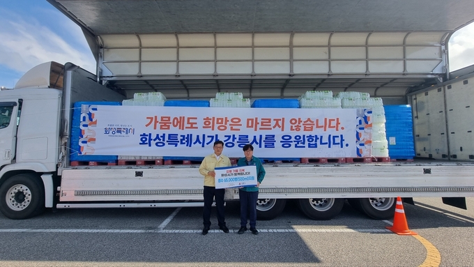 화성특례시 김기두 안전건설국장(좌측)과 강릉시 김동율 안전국장이 기념촬영을 하고 있다. (사진=화성특례시 제공)