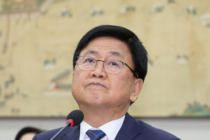 최교진 부총리 겸 교육부 장관 후보자가 2일 국회 교육위원회에서 열린 인사청문회에서 친북 성향 논란 관련 질의에 답변하던 중 잠시 생각에 잠겨 있다. (사진=연합뉴스)