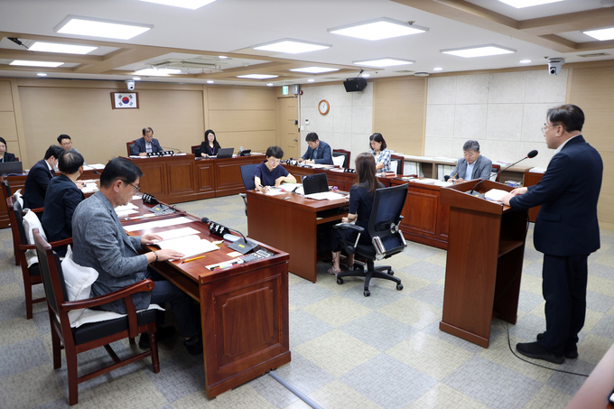 2일 수원시의회 도시미래위원회가 2025년도 주요업무 추진실적 보고를 청취하고 있다. (사진=수원시의회 제공)