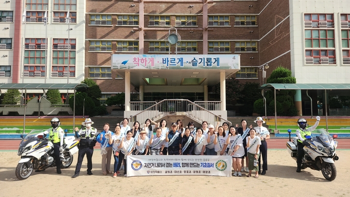  2일 수원영통서 태장파출소는 9월 한달간 매주 1회 관내 5개 초교, 녹색어머니회와 함께 '자전거에서 내려걷기' 기초질서 준수 캠페인을 실시한다고 밝혔다. (사진=수원영통경찰서 제공)