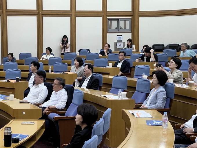 더불어민주당 공부모임 ‘경제는 민주당’(대표 김태년 의원)은 2일 오전 혁신과 성장의 이중엔진을 주제로 강연을 개최했다. (사진=김태년 의원실 제공)