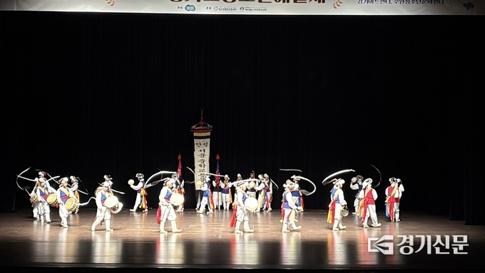 제 33회 경기도청소년종합예술제 본선에서 대상을 수상한 안성중학교풍물놀이반 경연모습. (사진=안성시 제공)
