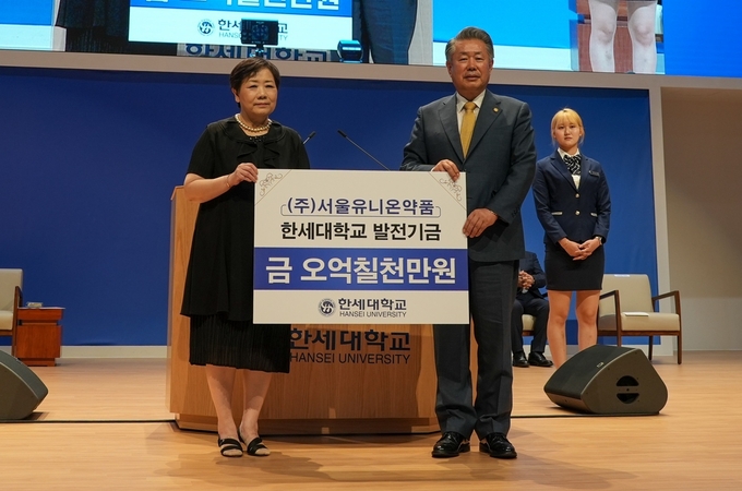 유니온 스타디움 시설 개선을 위한 기금후원 판넬을 전달하는 안병광 회장 (사진=한세대학교 제공)