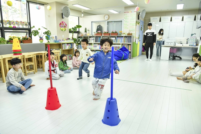 야간연장 어린이집 시간제보육 시간에 아이들의 신나게 뛰어 놀고 있다. (사진= 김포시 제공)