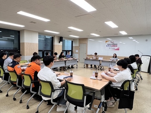 군포시청 별관 일자리센터 교육장에서 경기대학교 사회복지학과 민소영 교수 자문 아래 무한돌봄센터와 보건소, 소방서, 동행정복지센터, 재가노인센터 등 20여 명이 참석해 사례회의를 진행했다. (사진=군포시 무한돌봄센터 제공)
