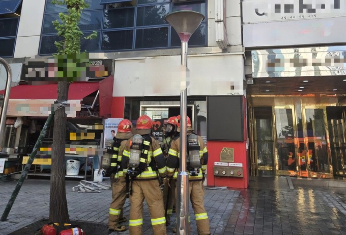  3일 오전 8시 38분쯤 안양시 동안구 호계동 소재 9층짜리 상가 건물 1층 음식점에서 화재가 발생해 소방당국이 출동했다. (사진=경기도소방재난본부 제공)