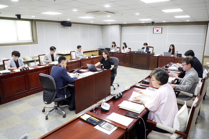 지난 2일 수원시의회 문화체육교육위원회가 4개 구청, 문화청년체육국 소관부서를 대상으로 2025년도 주요업무 추진실적 보고를 청취하고 있다. (사진=수원시의회 제공)