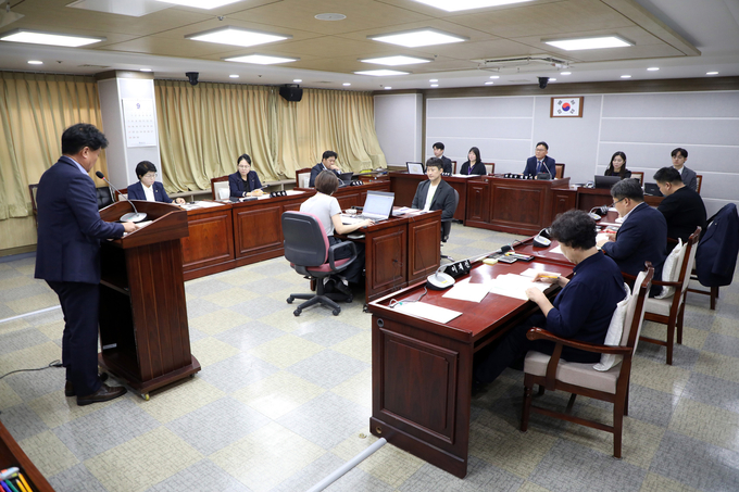 지난 2일 수원시의회 환경안전위원회가 수원시 안전교통국, 환경국 소관부서에 대한 2025년도 주요업무 보고를 청취하고 있다. (사진=수원시의회 제공)