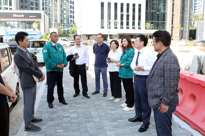 광명시의회는 지난 2일 광명초등학교 인근 통학로를 찾아 학생들의 통학 안전 실태를 점검했다. (사진=광명시의회 제공)