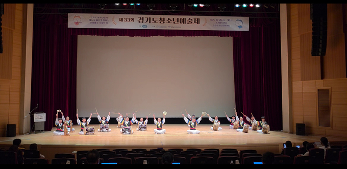 수원시청소년청년재단 칠보청소년청년센터의 칠보누리봄 청소년들이 '제33회 경기도청소년예술제'에 참가해 뛰어난 무대를 선보이고 있다. (사진=수원시청소년청년재단 제공)