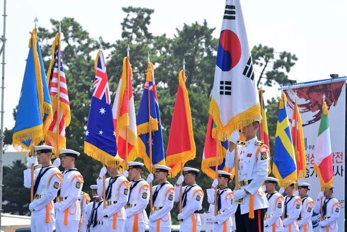 지난해 9월 인천 내항 8부두에서 열린 ‘제74주년 인천상륙작전 전승 기념식’에서 참전국 국기가 입장하고 있다. ( 사진 = 인천시 제공 )