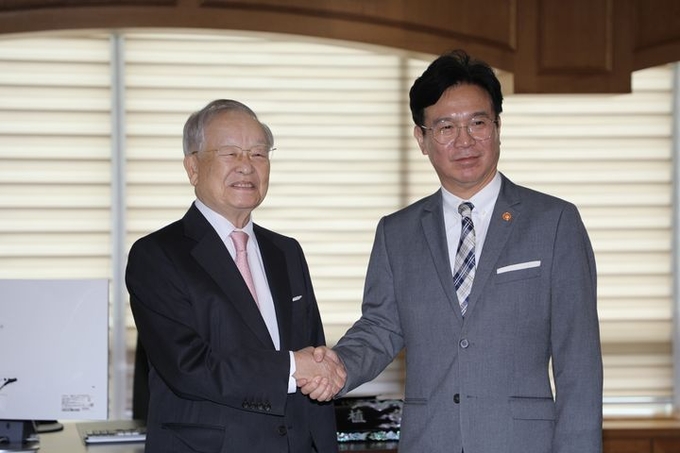손경식 한국경영자총협회장이 지난 7월 24일 서울 마포구 경총회관에서 김영훈 신임 고용노동부 장관과 만나 기념촬영을 하고 있다. (사진=고용노동부 제공) 