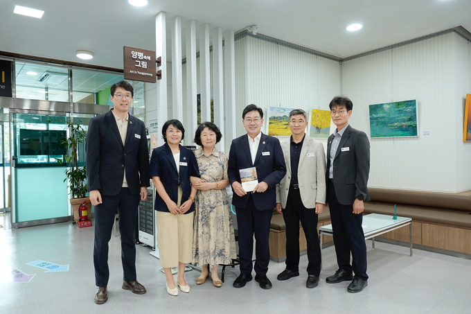 양평군은 지난 2일 '양평속에 그림' 현판식을 열고, 민원실 내부에 새로운 전시 공간을 조성했다. (사진=양평군 제공)