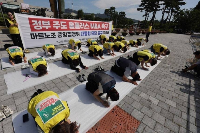 홈플러스 노조 '정부주도 M&A 촉구' 대통령실 앞 108배 행사. (사진=마트노조 홈플러스지부 제공)