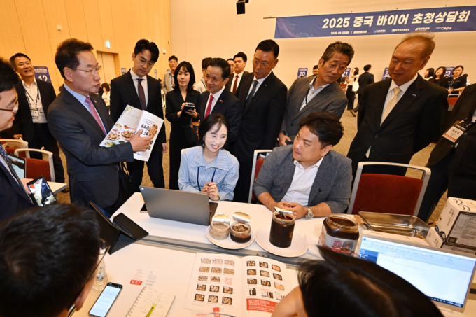 지난 2일 송도컨벤시아에서 인천상공회의소 주관으로 진행한 ‘2025 중국 바이어 초청 수출상담회’에서 유정복 인천시장이 한 기업의 책자를 보며 대화하고 있다. ( 사진 = 인천시 제공 )