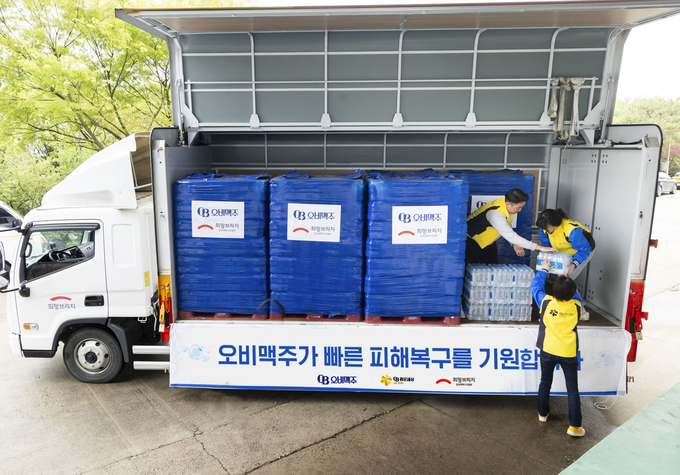 오비맥주가 강릉시에 생수를 긴급지원하고 있다. (사진=오비맥주 제공)