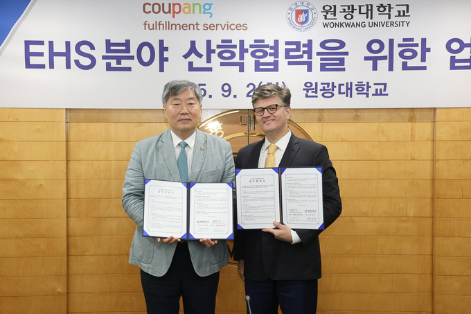 라이언 브라운 쿠팡풀필먼트서비스 대표이사(오른쪽)와 박성태 원광대학교 총장이 업무협약식 기념촬영을 하고 있다. (사진=쿠팡풀필먼트 제공)